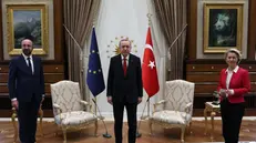 Nella visita in Turchia Michel seduto con Erdogan, mentre per la tedesca un posto su un divano - 
Foto © www.giornaledibrescia.it