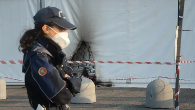 Bottiglie incendiarie contro il centro di via Morelli, indagini in corso