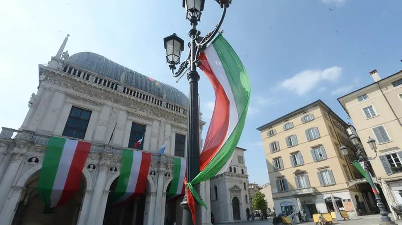 In tricolore: la Loggia e la piazza pronte per le cerimonie del 25 aprile - Foto Marco Ortogni/Neg © www.giornaledibrescia.it
