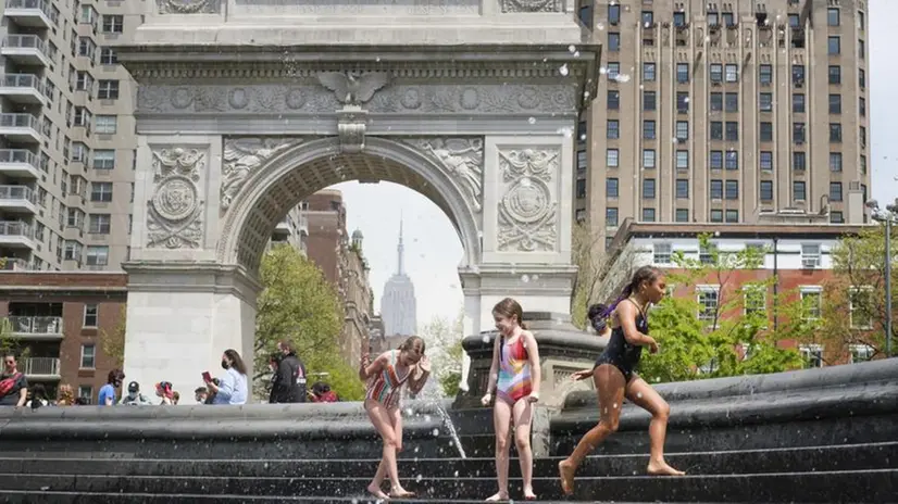 Alcune bambine giocano in una fontana a New York dove ieri si sono registrati 24 gradi - Foto © www.giornaledibrescia.it