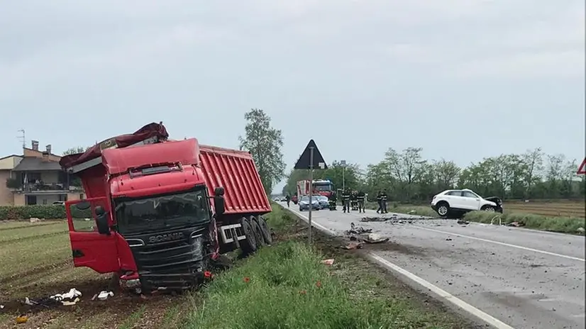 Incidente mortale a Montichiari, frontale tra autoarticolato e un'Audi - © www.giornaledibrescia.it