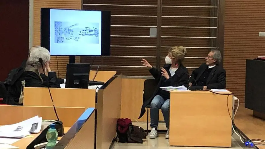 In aula, il medico legale Cristina Cattaneo mostra come eventuali residui ossei dopo la combustione di un corpo possano essere riconosciuti e ricollocati - © www.giornaledibrescia.it