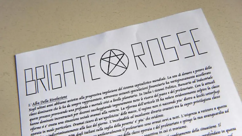 Il volantino delle Brigate Rosse e il monumento di via Fani a Roma imbrattato
