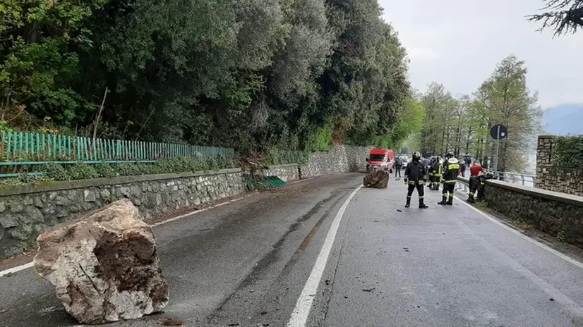 I massi precipitati sulla Statale Sebina Occidentale tra Tavernola e Predore