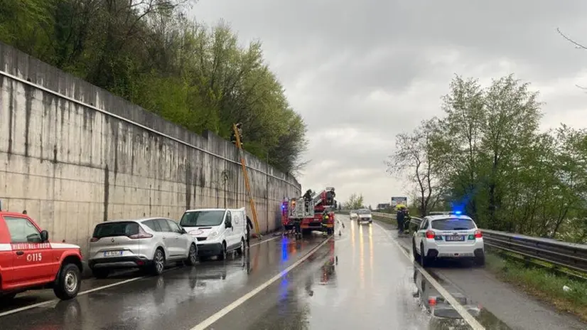 Squadre di Vigili del Fuoco al lavoro per il recupero del cadavere rinvenuto a Villanuova sul Clisi - © www.giornaledibrescia.it