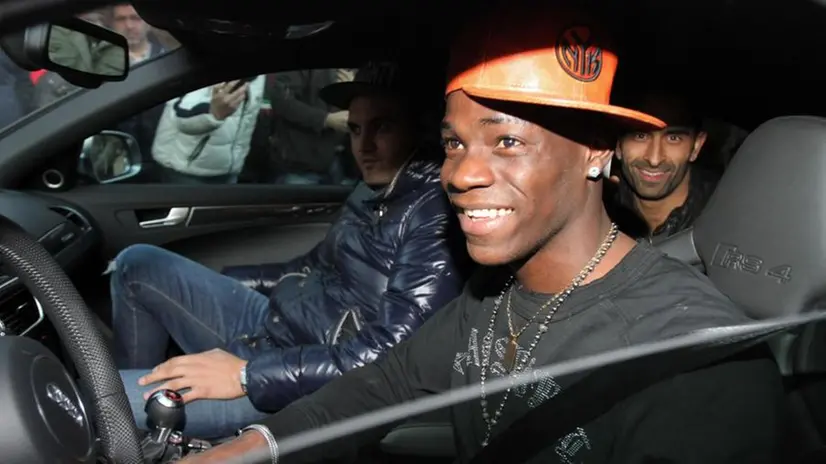 Mario Balotelli al volante - Foto Ansa/Matteo Bazzi © www.giornaledibrescia.it