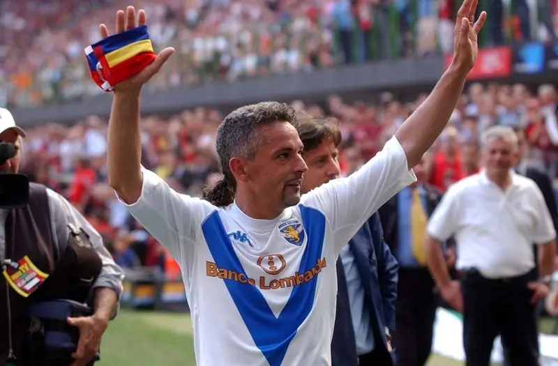 Roberto Baggio saluta i tifosi al termine della sfida tra Brescia e Milan - © www.giornaledibrescia.it