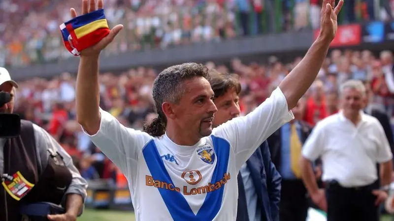 Roberto Baggio saluta i tifosi al termine della sfida tra Brescia e Milan - © www.giornaledibrescia.it