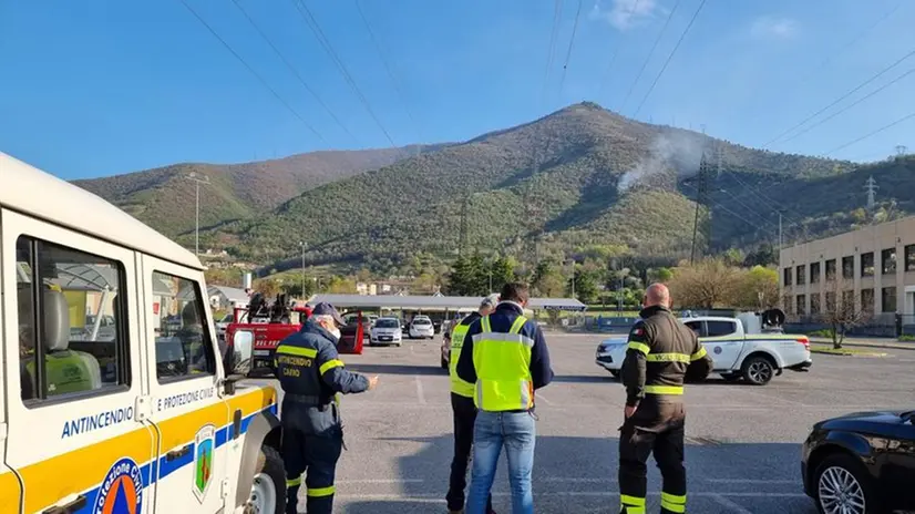 Spento l'incendio nei boschi di Nave