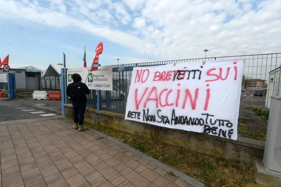 Via Morelli, la manifestazione per i vaccini