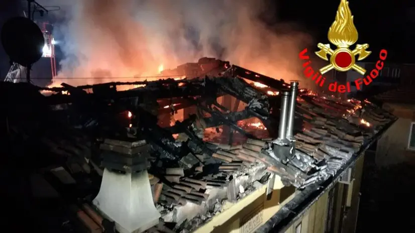 Tetto in fiamme al quartiere Leonessa
