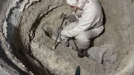 Gli operatori prelevano il materiale da forni, condotti e mulini