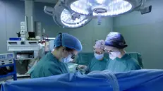 L'equipe medica e il paziente operato