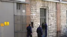 Agenti davanti all'ingresso del carcere Canton Mombello - Foto © www.giornaledibrescia.it