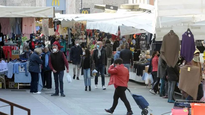 Primo sabato in zona arancione per le vie del centro di Brescia