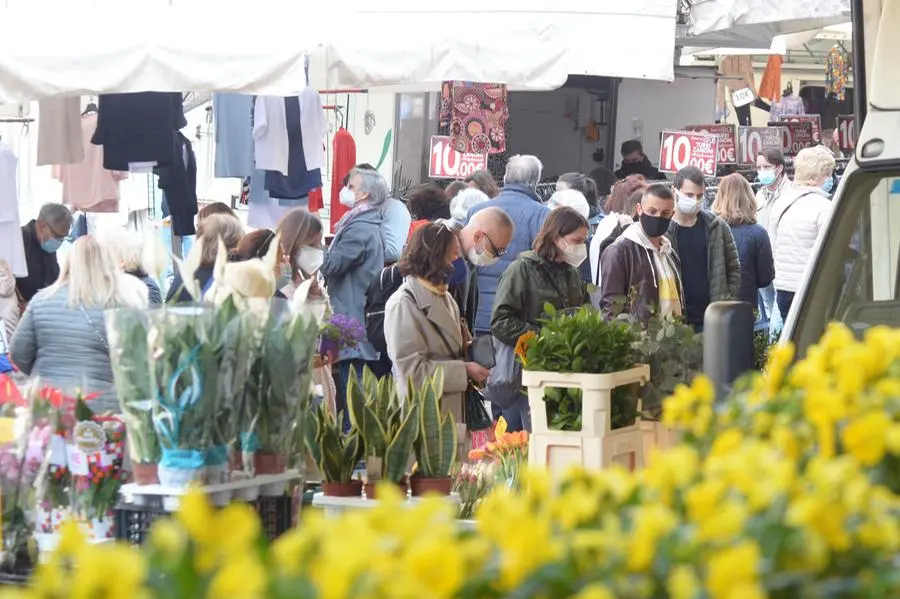 Primo sabato in zona arancione per le vie del centro di Brescia