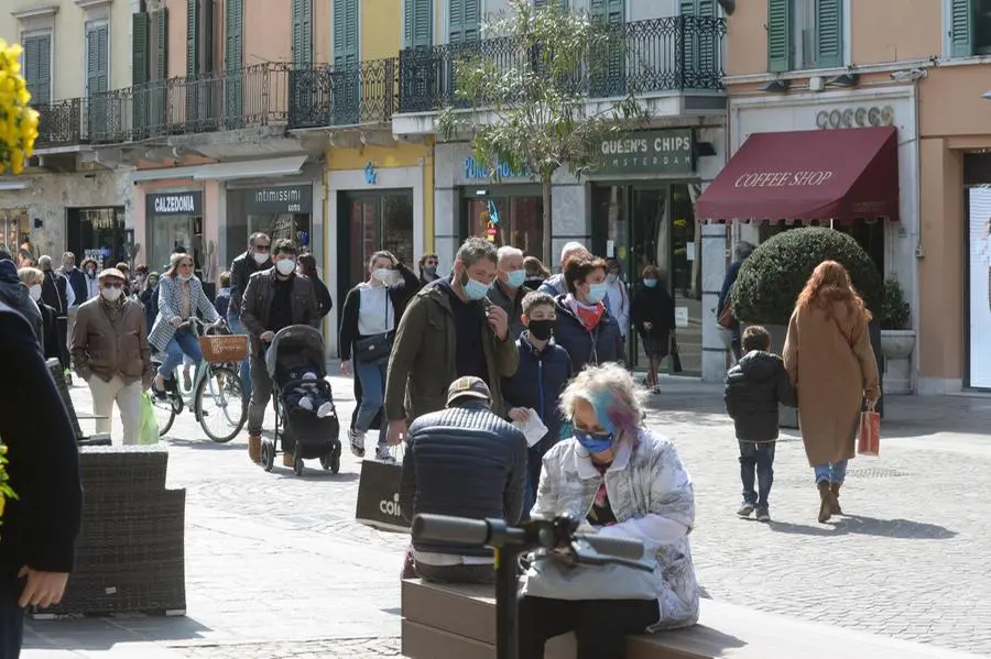 Primo sabato in zona arancione per le vie del centro di Brescia