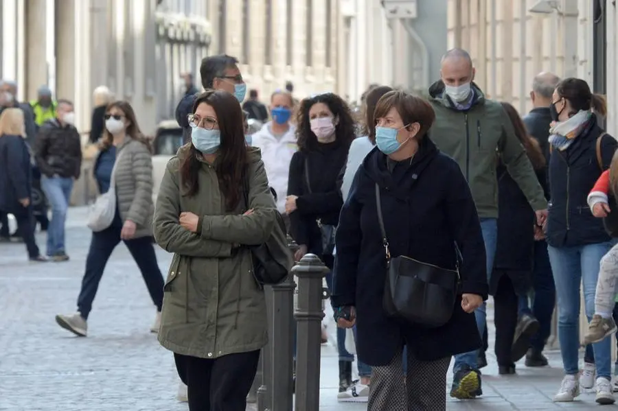 Primo sabato in zona arancione per le vie del centro di Brescia