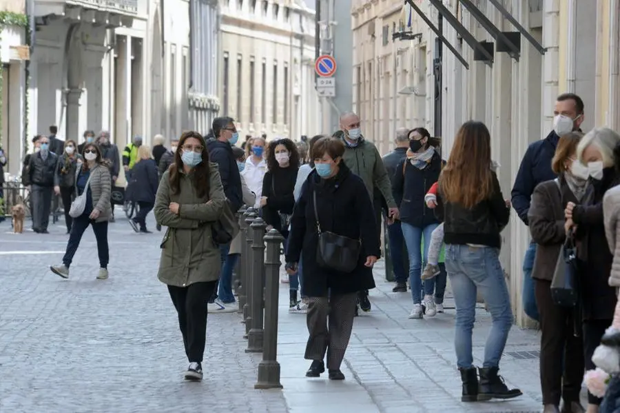 Primo sabato in zona arancione per le vie del centro di Brescia