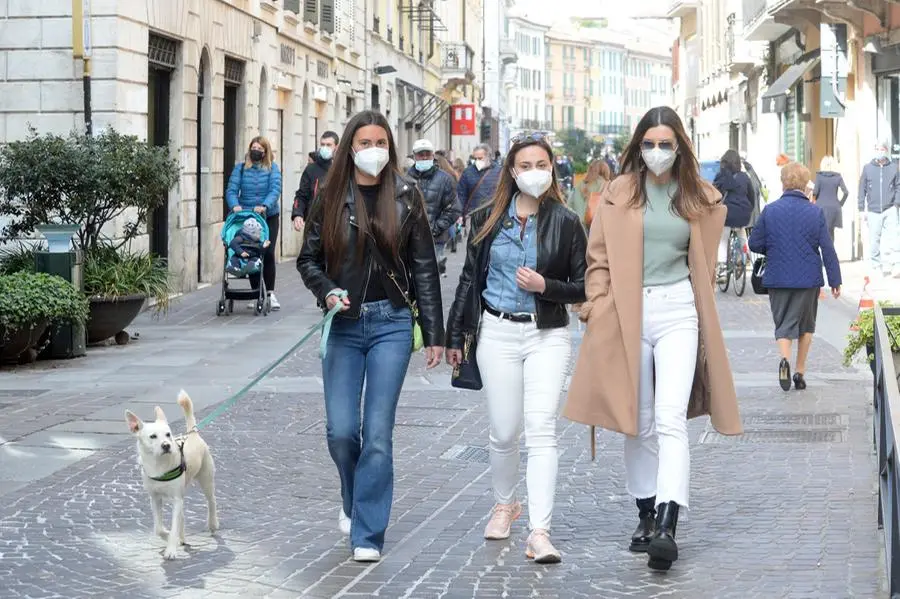 Primo sabato in zona arancione per le vie del centro di Brescia