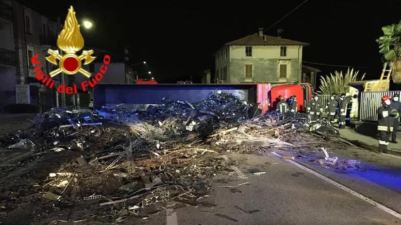 Il camion ribaltato a Villa Carcina