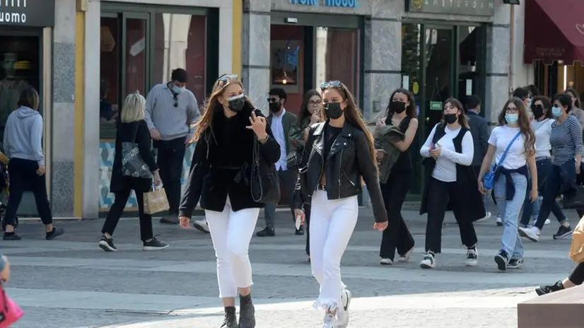 Ultimo sabato di aprile: folla in centro