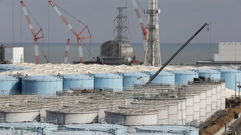 La spianata multilivello di migliaia di serbatoi a Fukushima