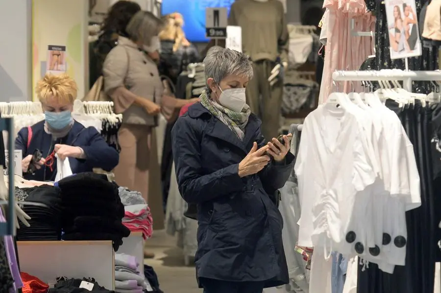 Primo sabato in zona arancione per le vie del centro di Brescia
