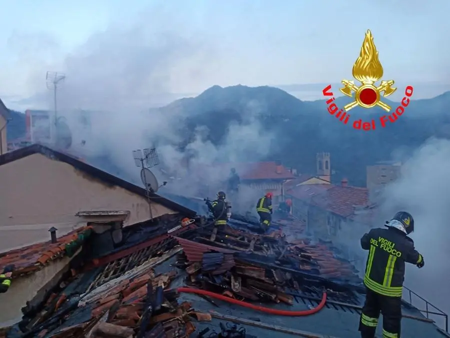 I pompieri sul tetto dell'abitazione nella frazione Sant'Apollonio