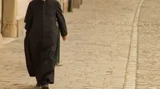 Un sacerdote cammina per strada (archivio)