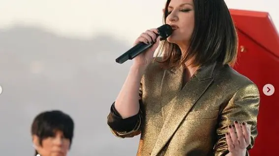 Laura Pausini si esibisce sul palco del nuovo museo dell'Academy di Los Angeles