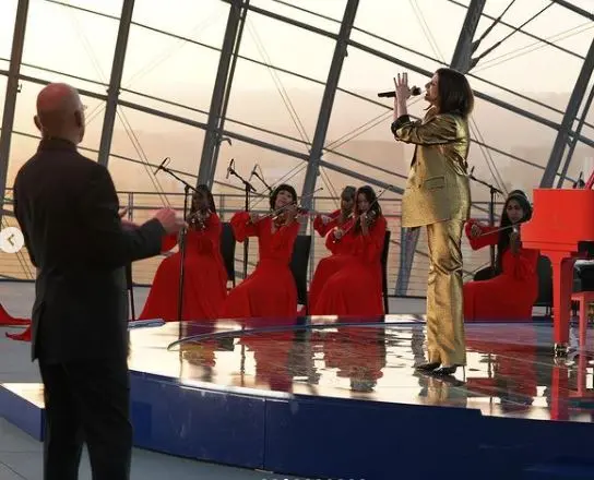 Laura Pausini si esibisce sul palco del nuovo museo dell'Academy di Los Angeles