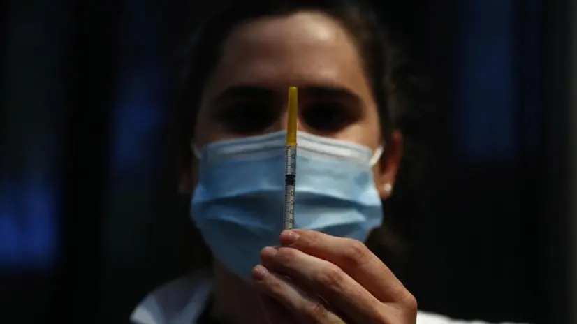 Una siringa di vaccino - Foto © www.giornaledibrescia.it