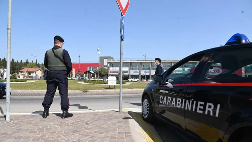 In una foto d'archivio, controlli dei carabinieri