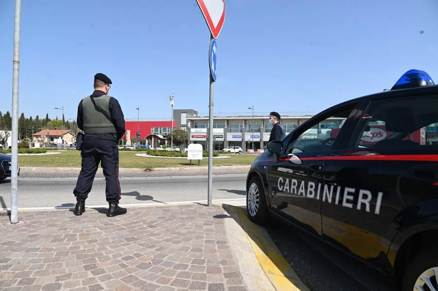 In una foto d'archivio, controlli dei carabinieri