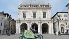 Andrea Morandi di Ortociclo in piazza Loggia con una delle sue cargobike - Foto pagina Facebook di Ortociclo