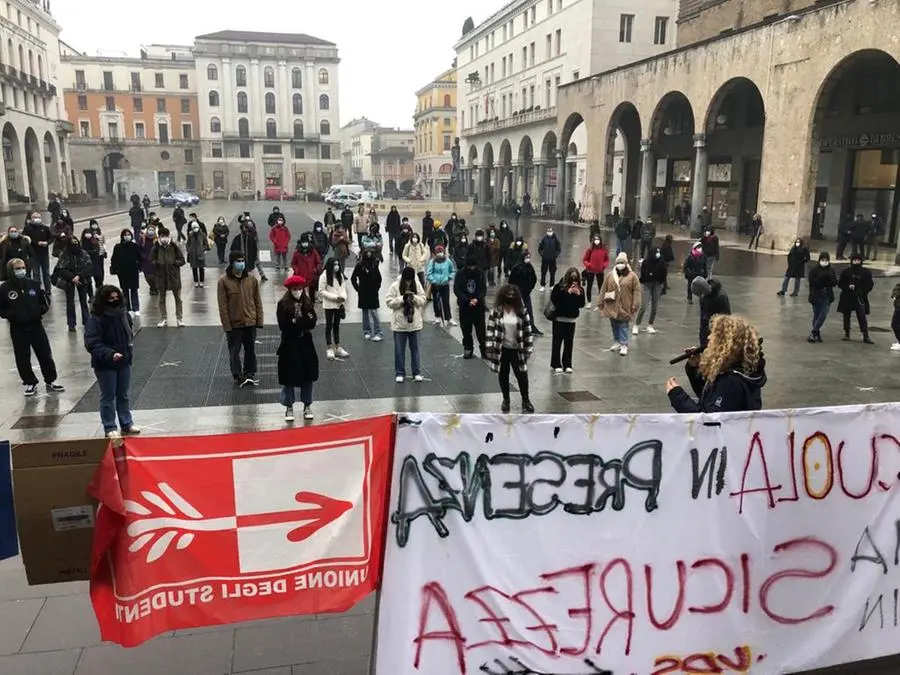 Studenti in piazza Vittoria