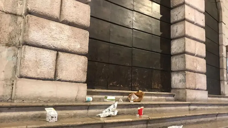 Folla e sporcizia in centro storico