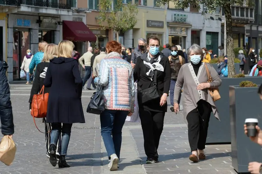 Primo sabato in zona arancione per le vie del centro di Brescia