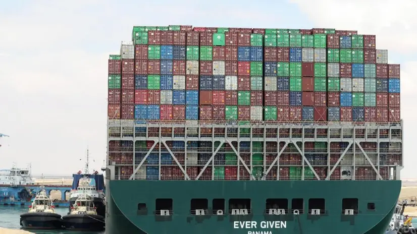 Canale di Suez, centinaia di navi bloccate dal cargo Ever Given incagliato