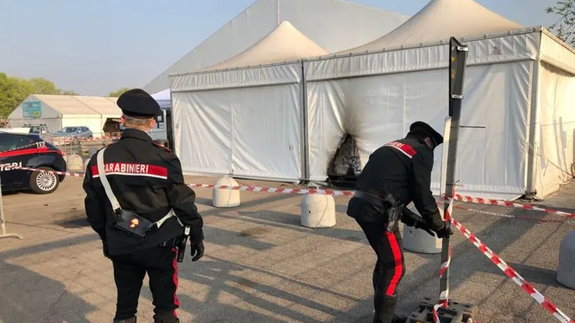 Bottiglia incendiaria all'alba al centro anti-Covid di via Morelli