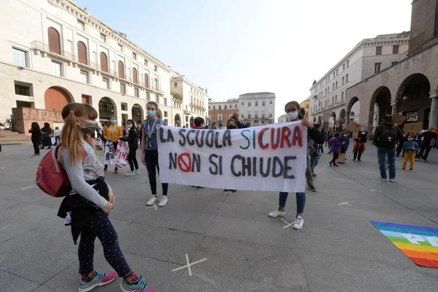 La manifestazione in piazza Vittoria