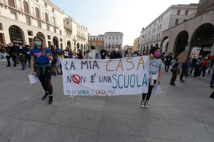 La manifestazione in piazza Vittoria
