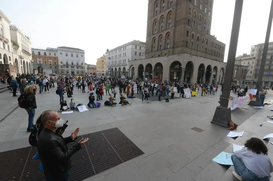 La manifestazione in piazza Vittoria