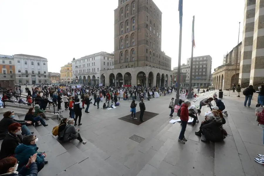 La manifestazione in piazza Vittoria