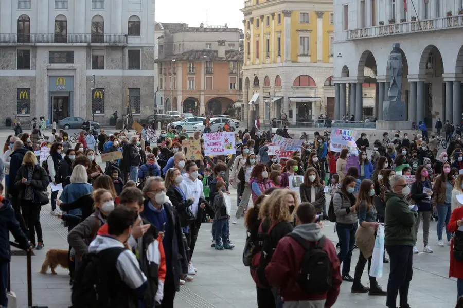 La manifestazione in piazza Vittoria