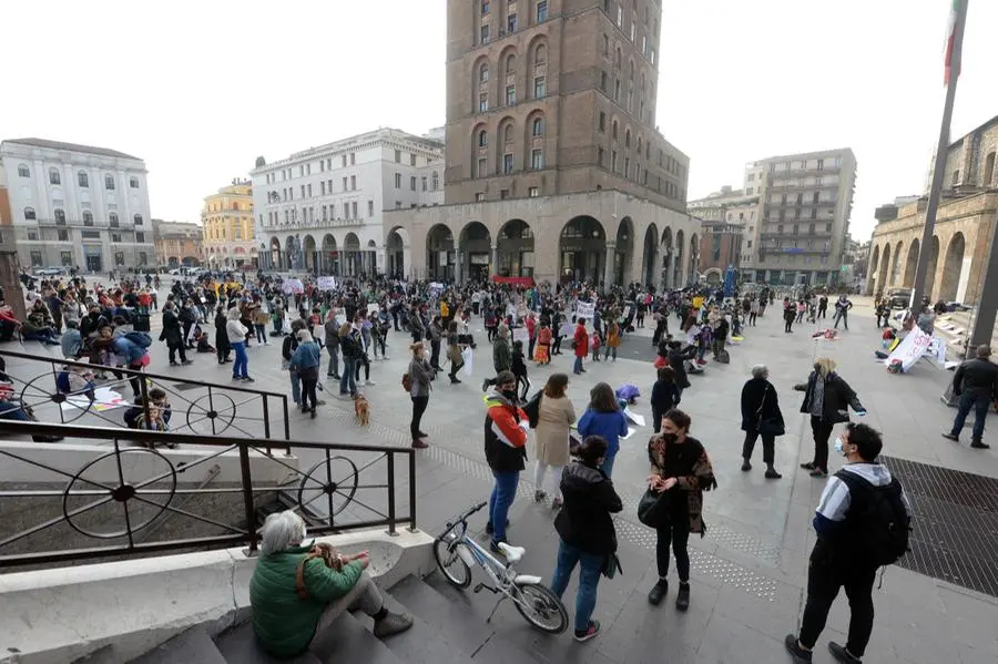 La manifestazione in piazza Vittoria
