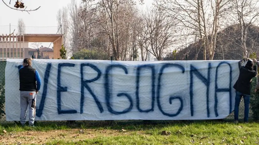 Lo striscione di contestazione per i giocatori del Brescia