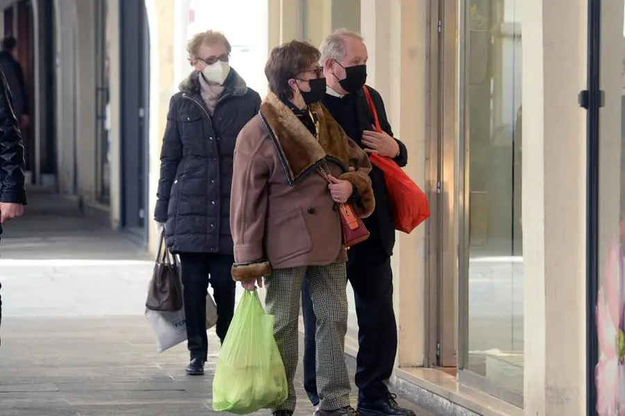 Primo sabato in zona arancione per le vie del centro di Brescia