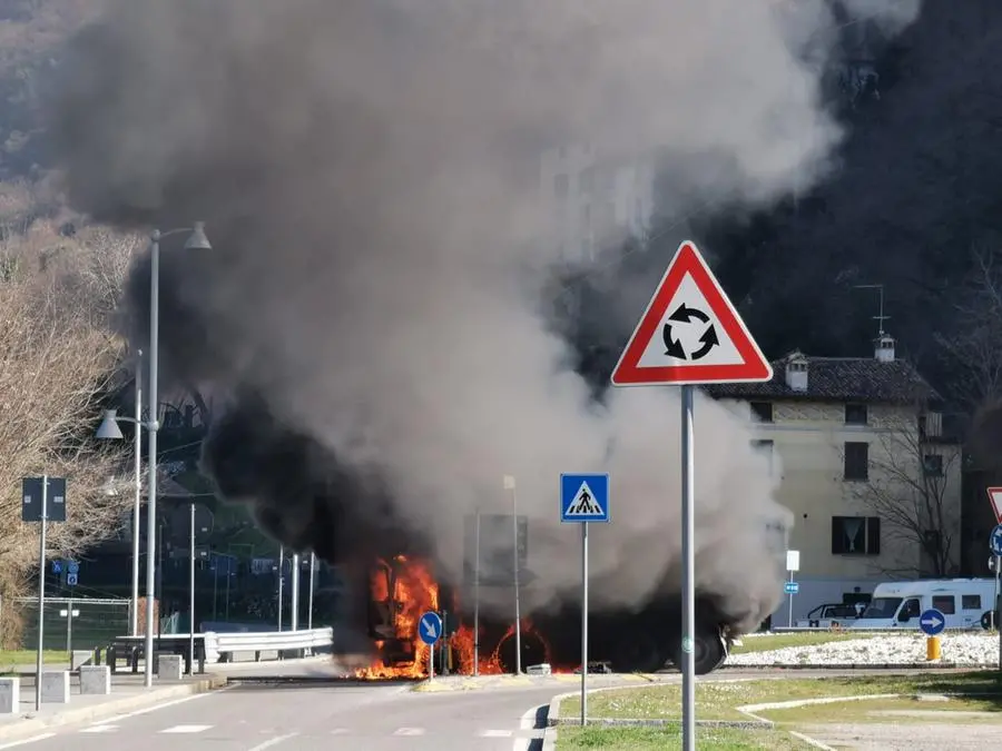 Camion in fiamme a Iseo
